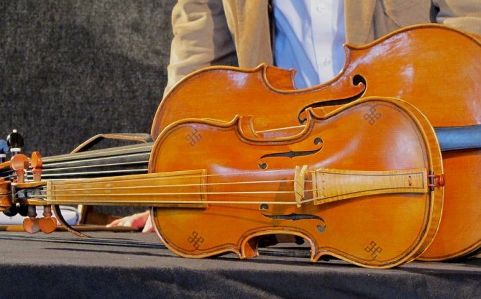 File:Baroque violin and Violoncello da spalla.jpg - Wikimedia Commons