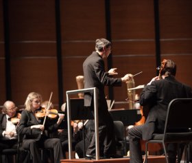 Peter Bay Conducting the Austin Symphony.